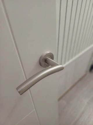 Puerta blanca lacada con pomo