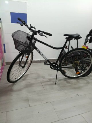 Bicicleta B-twin Negra con Cesta