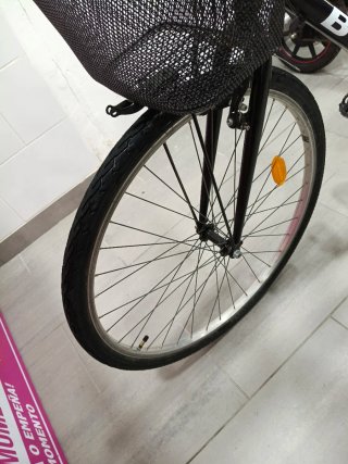 Bicicleta B-twin Negra con Cesta