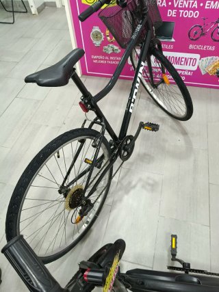 Bicicleta B-twin Negra con Cesta