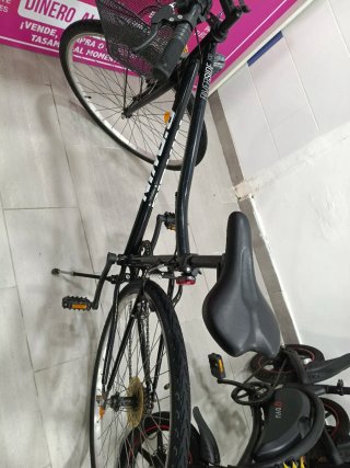 Bicicleta B-twin Negra con Cesta