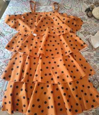 Vestido naranja con lunares