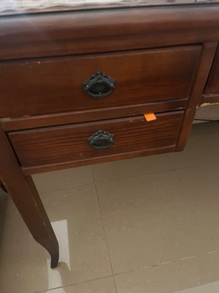 Escritorio de madera y silla de piel comodisima