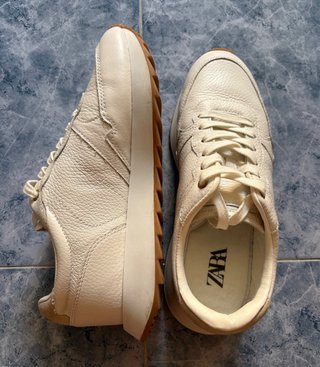 Zapatillas de piel. Zara.