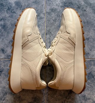 Zapatillas de piel. Zara.