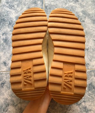 Zapatillas de piel. Zara.