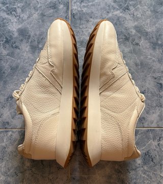 Zapatillas de piel. Zara.