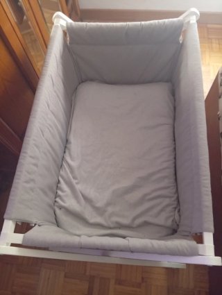 Cuna de bebé gris con ruedas