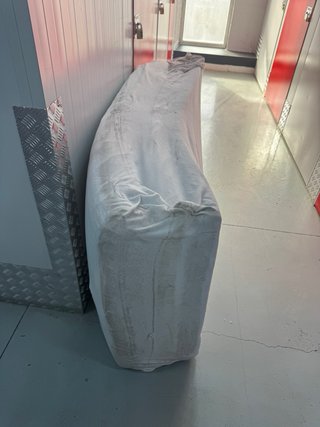 Letti singoli in legno nuovi e inutilizzati