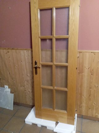 Puerta madera maciza con cristales