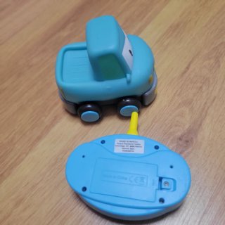 Coche teledirigido azul con mando