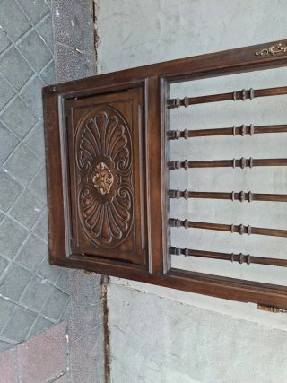 Puerta antigua de madera tallada
