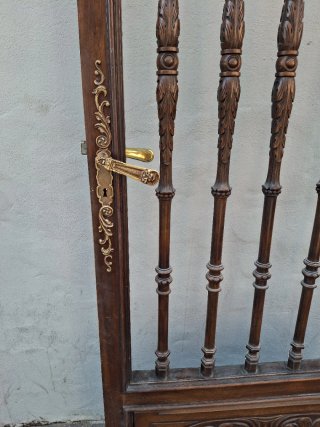 Puerta antigua de madera tallada