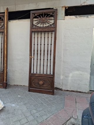 Puerta antigua de madera tallada