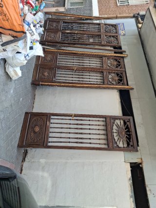 Puerta antigua de madera tallada