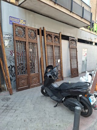 Puerta antigua de madera tallada