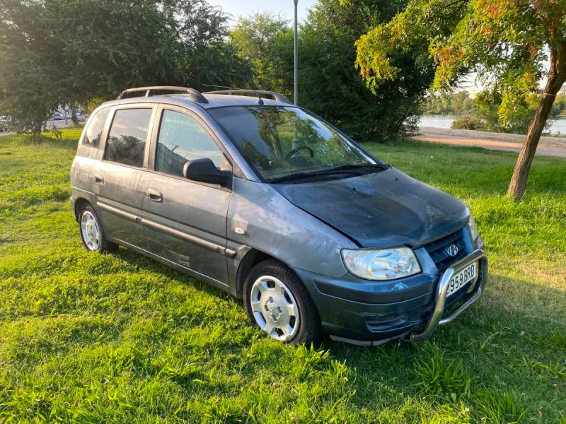 Hyundai Matrix con bola de remolque - foto 1