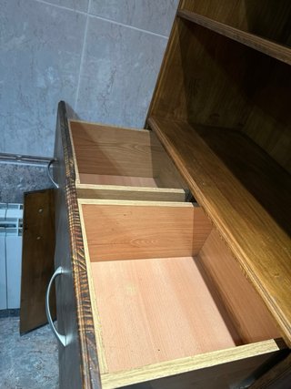 Armario de madera marrón