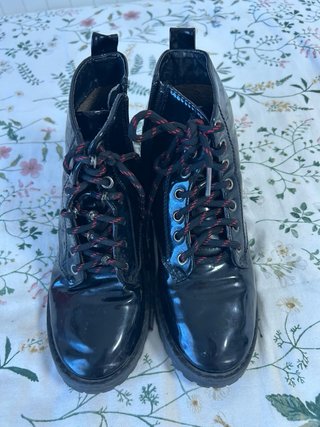 Botas niña charol negras. Talla 35
