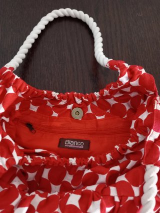 Bolso de lunares rojo y blanco