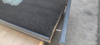Mesa Scania Negra con Borde Rojo