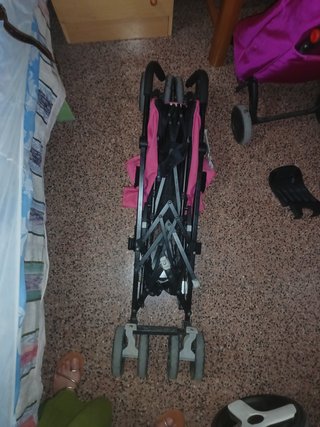Carrito de bebé rosa