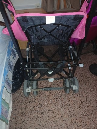 Carrito de bebé rosa
