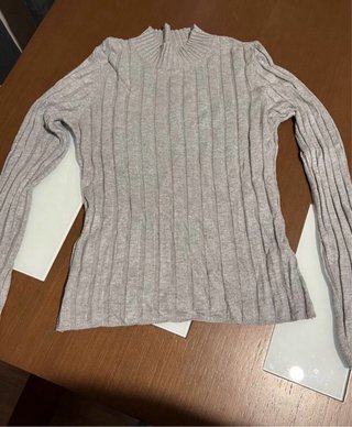 Jersey blanco de punto con botones dorados