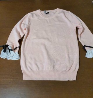 Jersey blanco de punto con botones dorados