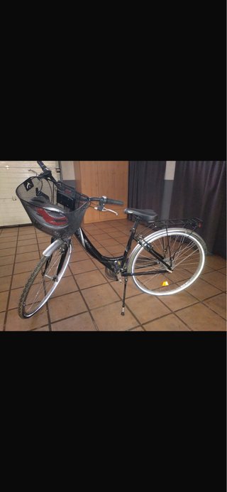 Bicicleta urbana negra con cesta