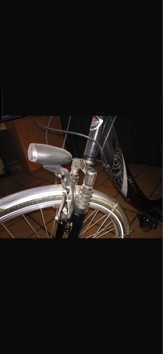 Bicicleta urbana negra con cesta