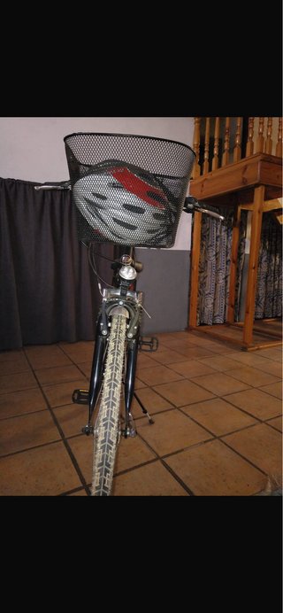 Bicicleta urbana negra con cesta