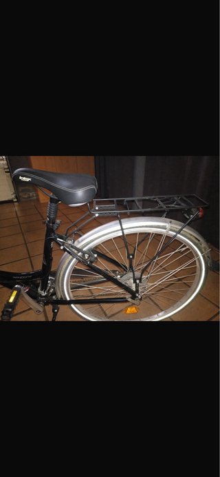 Bicicleta urbana negra con cesta