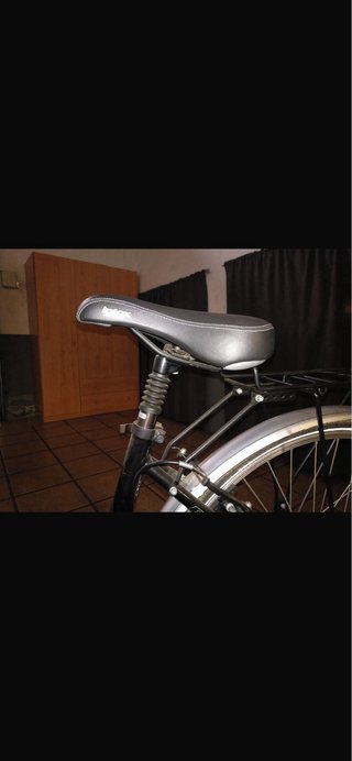 Bicicleta urbana negra con cesta