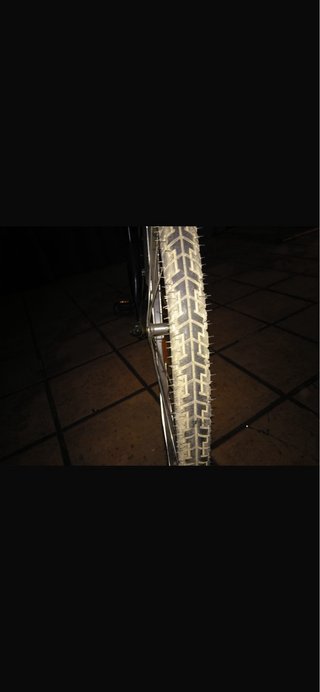Bicicleta urbana negra con cesta