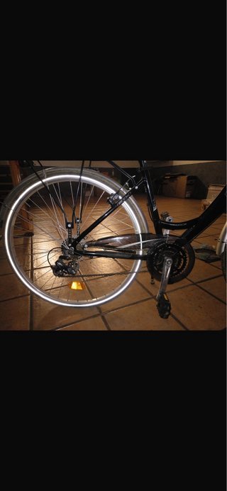 Bicicleta urbana negra con cesta
