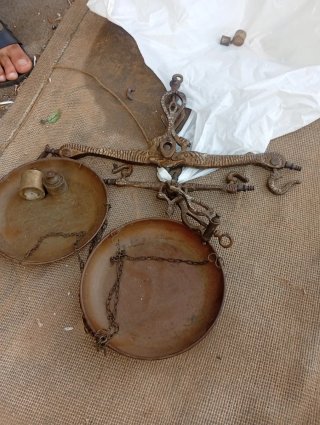Báscula antigua de metal con pesas