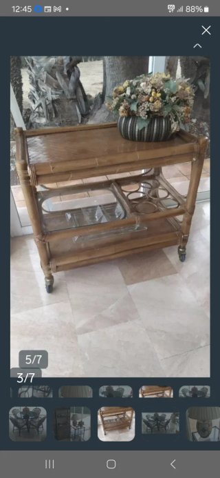 Camarera de madera y cristal con florero