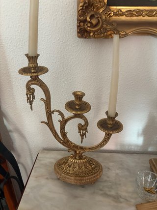 Reloj de Bronce con Candelabros y Base de Mármol