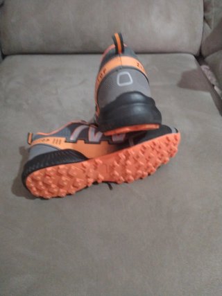 Zapatillas deportivas grises y naranjas