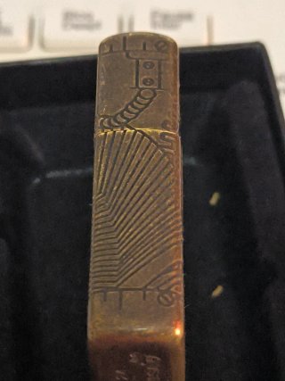 Zippo con custodia in amore e invecchiamento lavorato