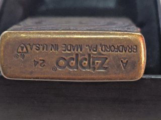 Zippo con custodia in amore e invecchiamento lavorato