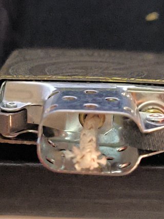 Zippo con custodia in amore e invecchiamento lavorato