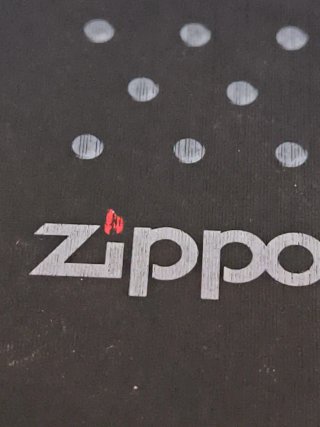 Zippo con custodia in amore e invecchiamento lavorato