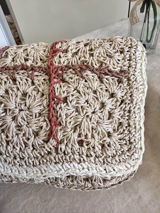 Bolso de rafia con pespuntes
