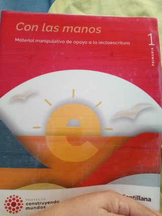 Libro con las manos matemáticas y lengua