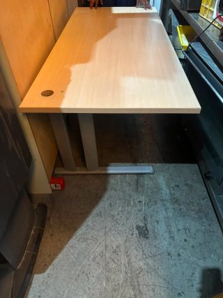 Mesa de oficina madera y metal