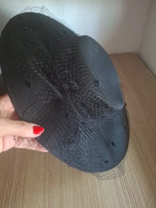 Tocado vintage negro con velo