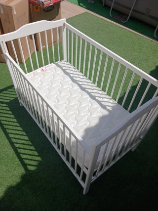 Cuna de bebé blanca