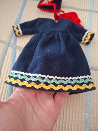 Vestido y gorro para muñeca de porcelana.